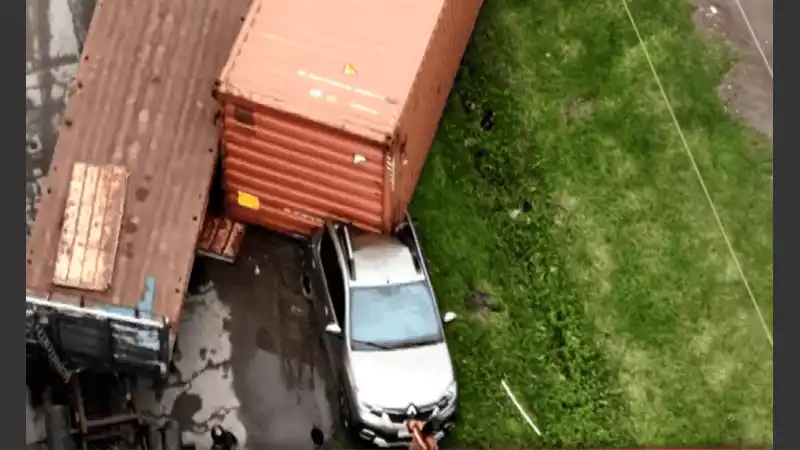 Un contenedor cayó sobre un auto en el camino viejo a Soldini