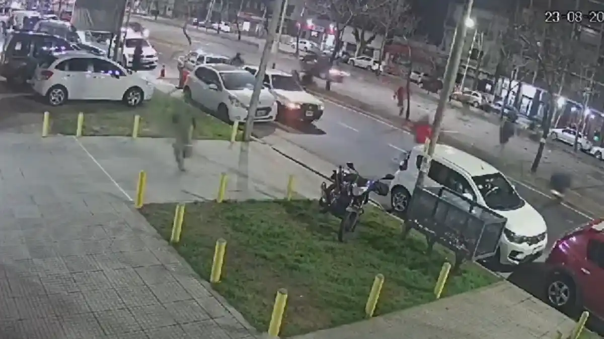 Tiros entre barras de Independiente