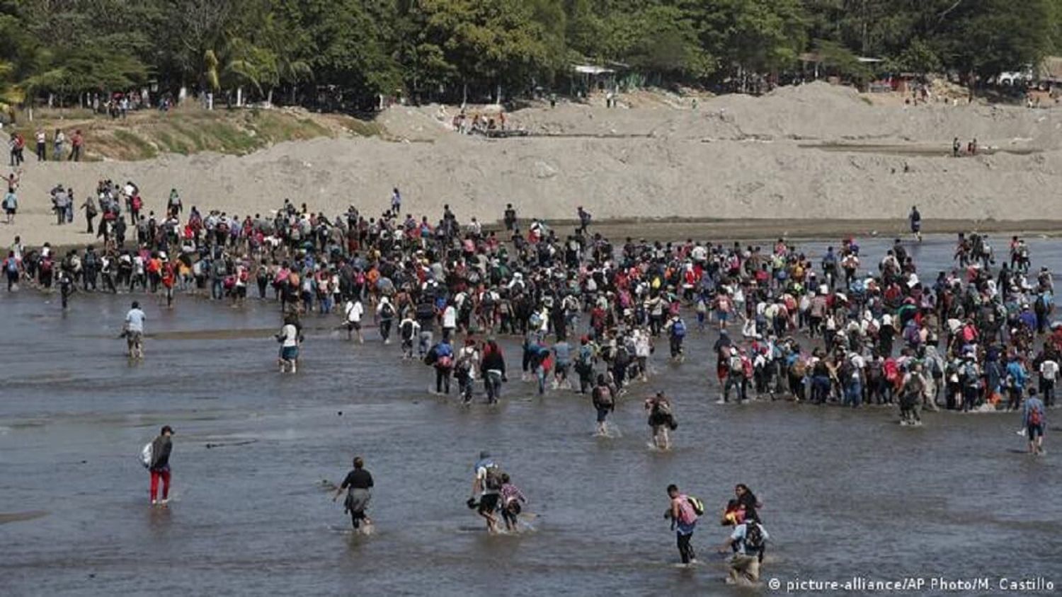 NUEVA OLA DE VENEZOLANOS cruza en balsas el río Suchiate: se quedan en México