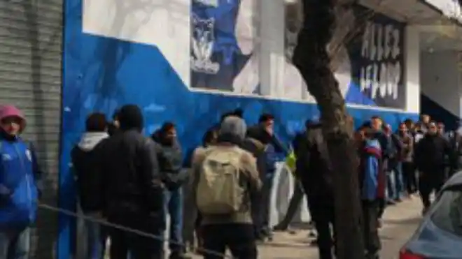 Los hinchas de Gimnasia hacen fila para asociarse al club y ver a Maradona