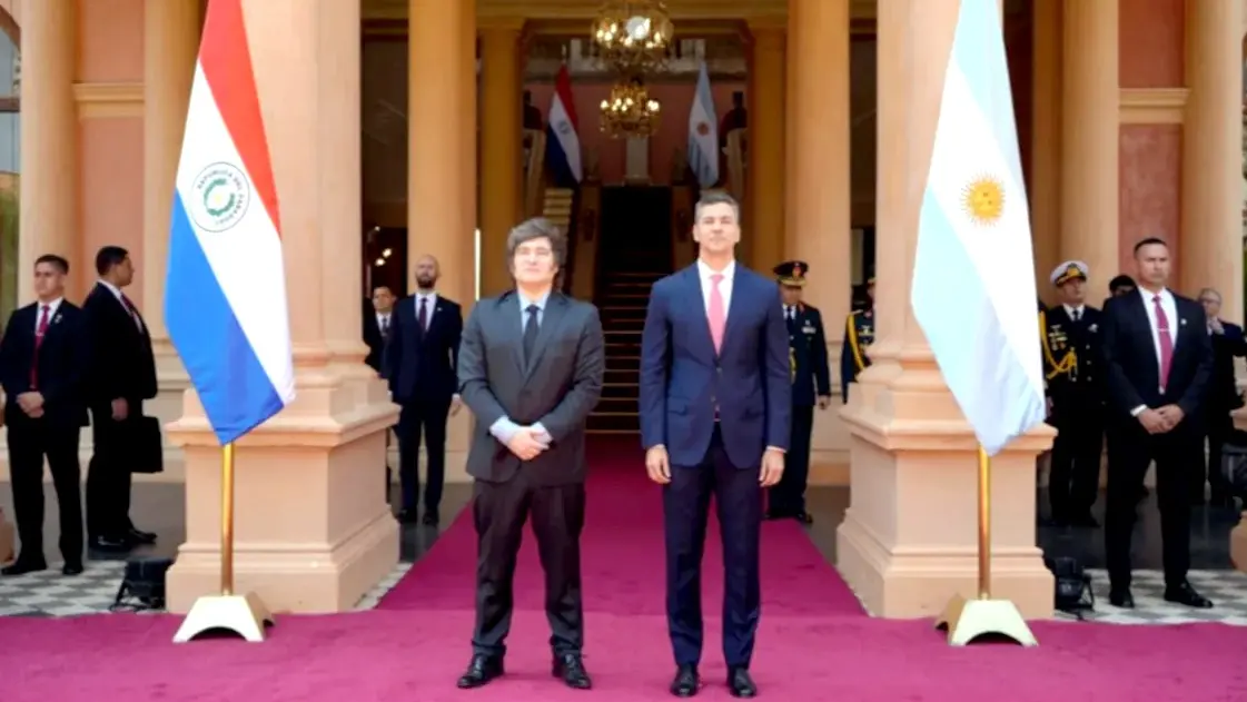 Javier Milei mantuvo un encuentro bilateral con Santiago Peña en Paraguay