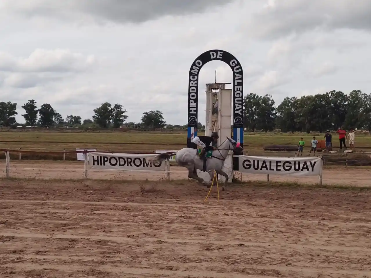 Turf: Radiante Boy y Noah Tom, los ganadores de la Copa Criadores