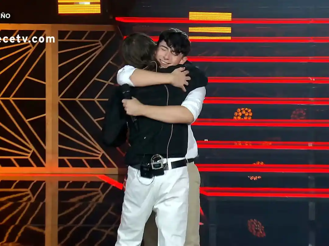 El abrazo de Ignacio con Joaquín Levinton, tras hacer su presentación.