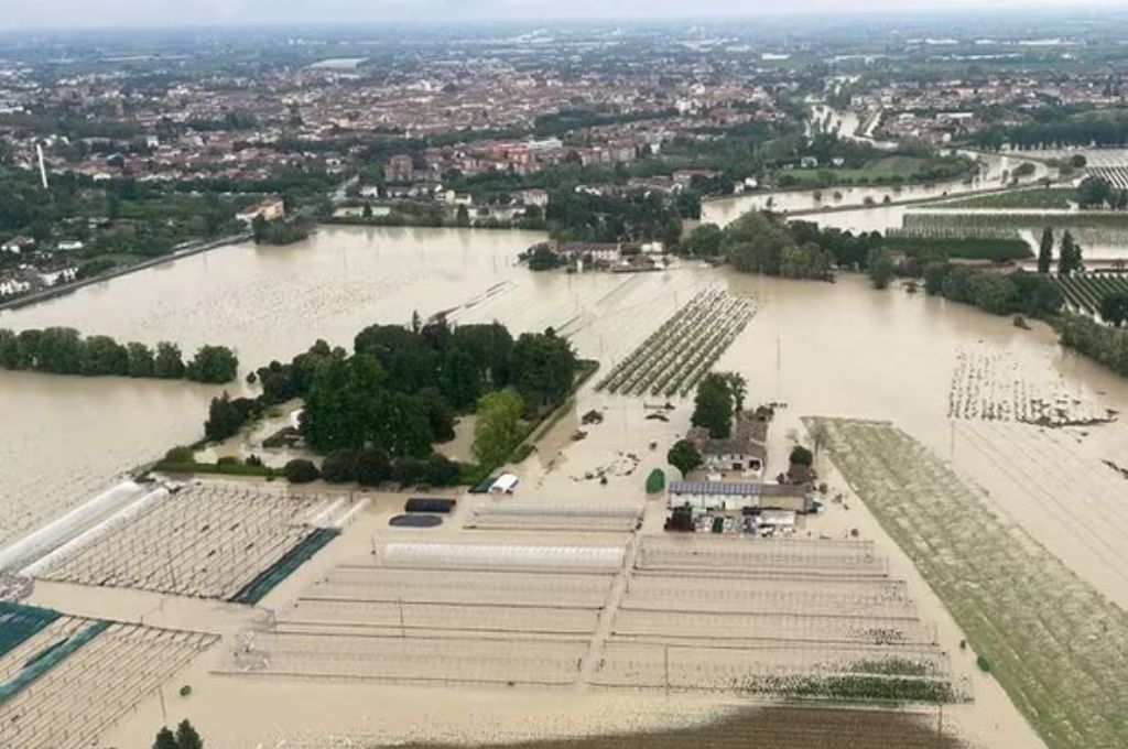 Al menos ocho muertos y miles de evacuados por las inundaciones en Italia