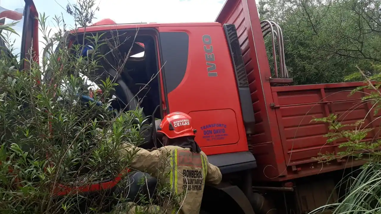 Chocaron dos camiones en Ruta 12: los choferes fueron trasladados al Hospital Centenario