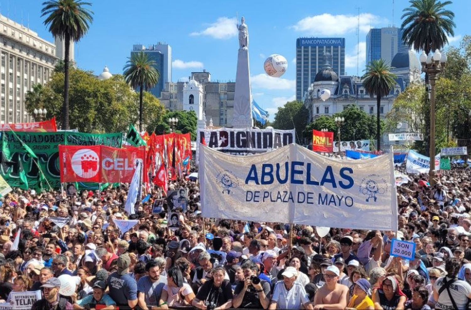 Una masiva convocatoria en Plaza de Mayo reclamó por una “ley contra el negacionismo”