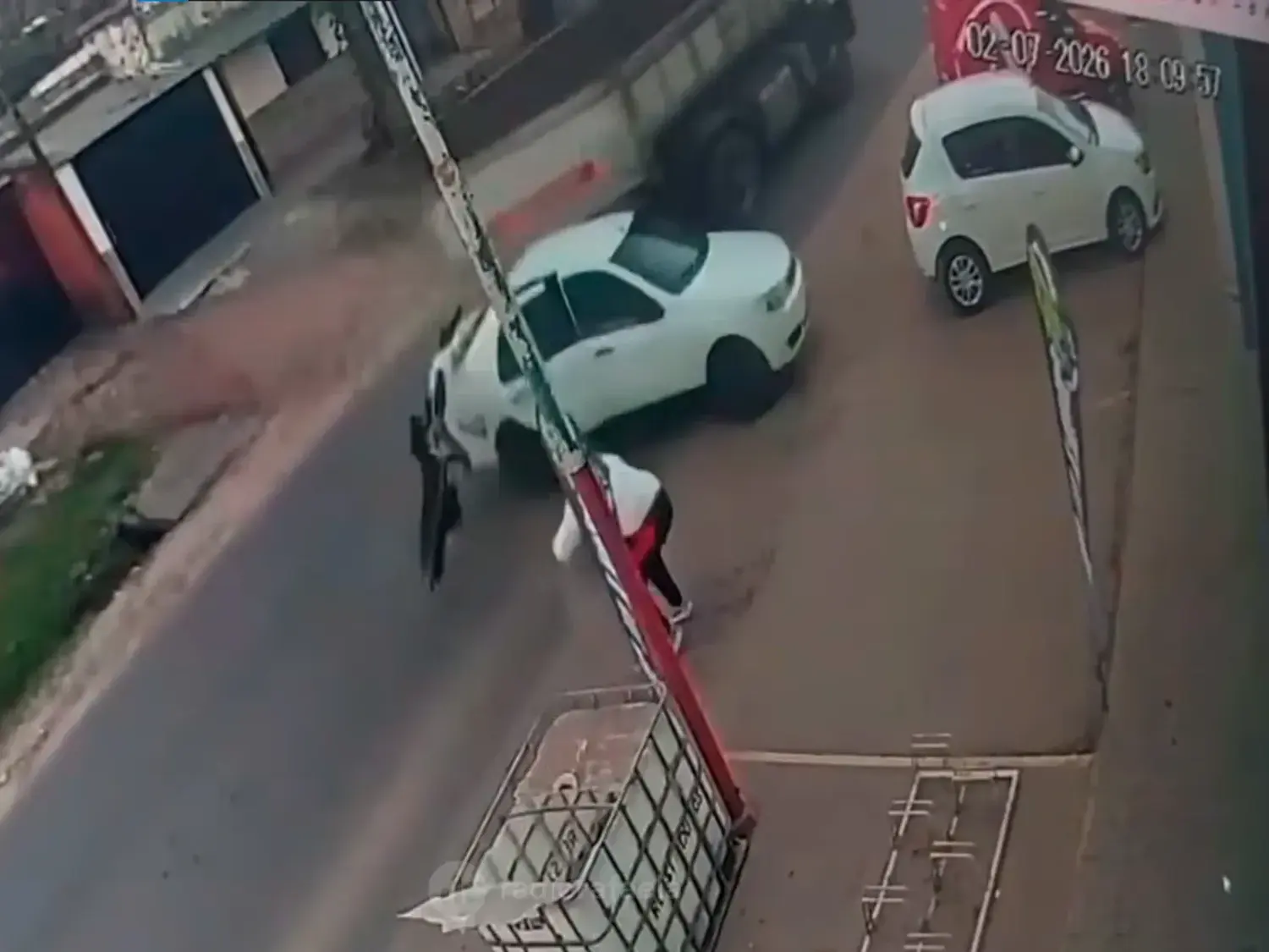 VIDEO | Impactante accidente en Reconquista: un bebé salió despedido del auto tras ser impactado por un camión municipal