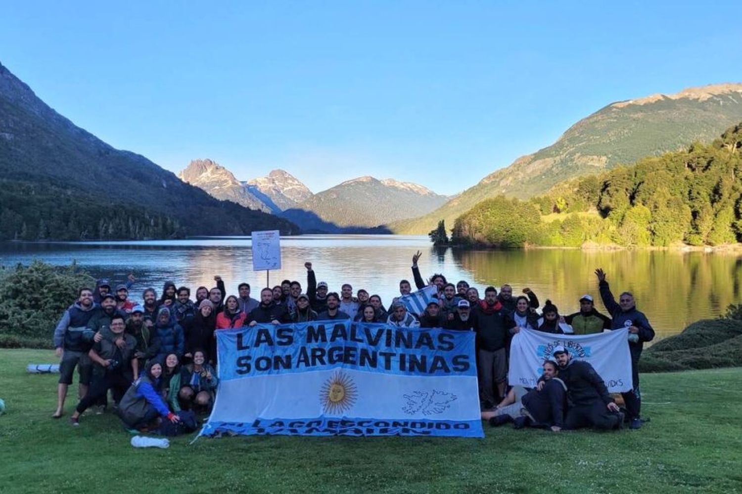 Juan Grabois llegó a Lago Escondido e inició una protesta en la estancia del magnate británico Joe Lewis