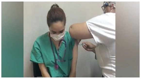 Una doctora venezolana es la primera en colocarse la vacuna Sputnik V en Latinoamérica
