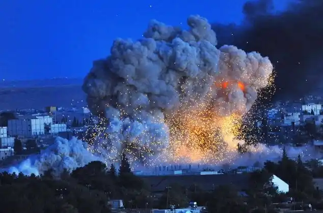 Bombardeo "masivo" de Francia sobre el Estado Islámico en Al Raqqa