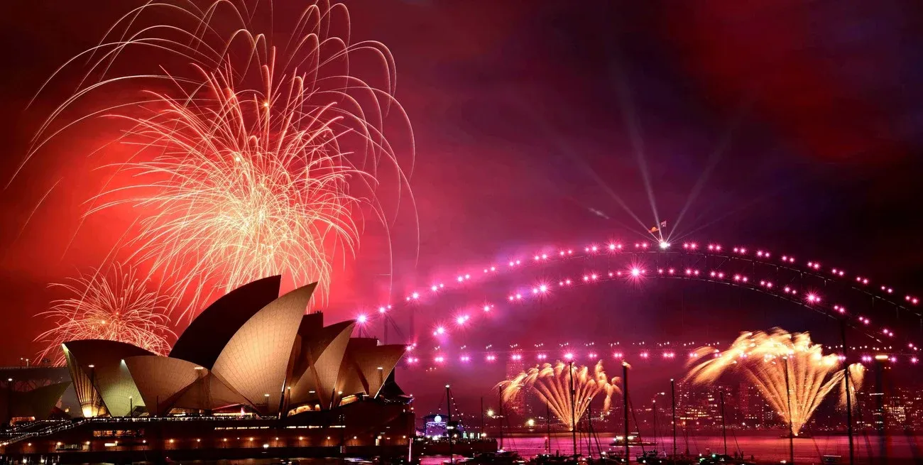 Los fuegos artificiales explotan durante las celebraciones de Nochevieja en Sydney, Australia. Créditos: Reuters