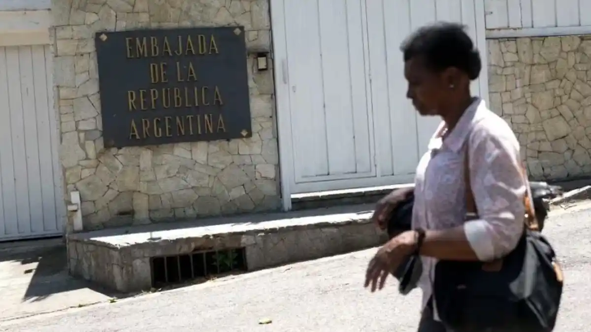 ¿AHORA SÍ? Gobierno otorgará salvoconductos a colaboradores de María Corina refugiados en la Embajada de Argentina