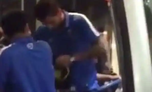 Polémica: el hijo de Ramón Díaz rompió una camiseta de Boca