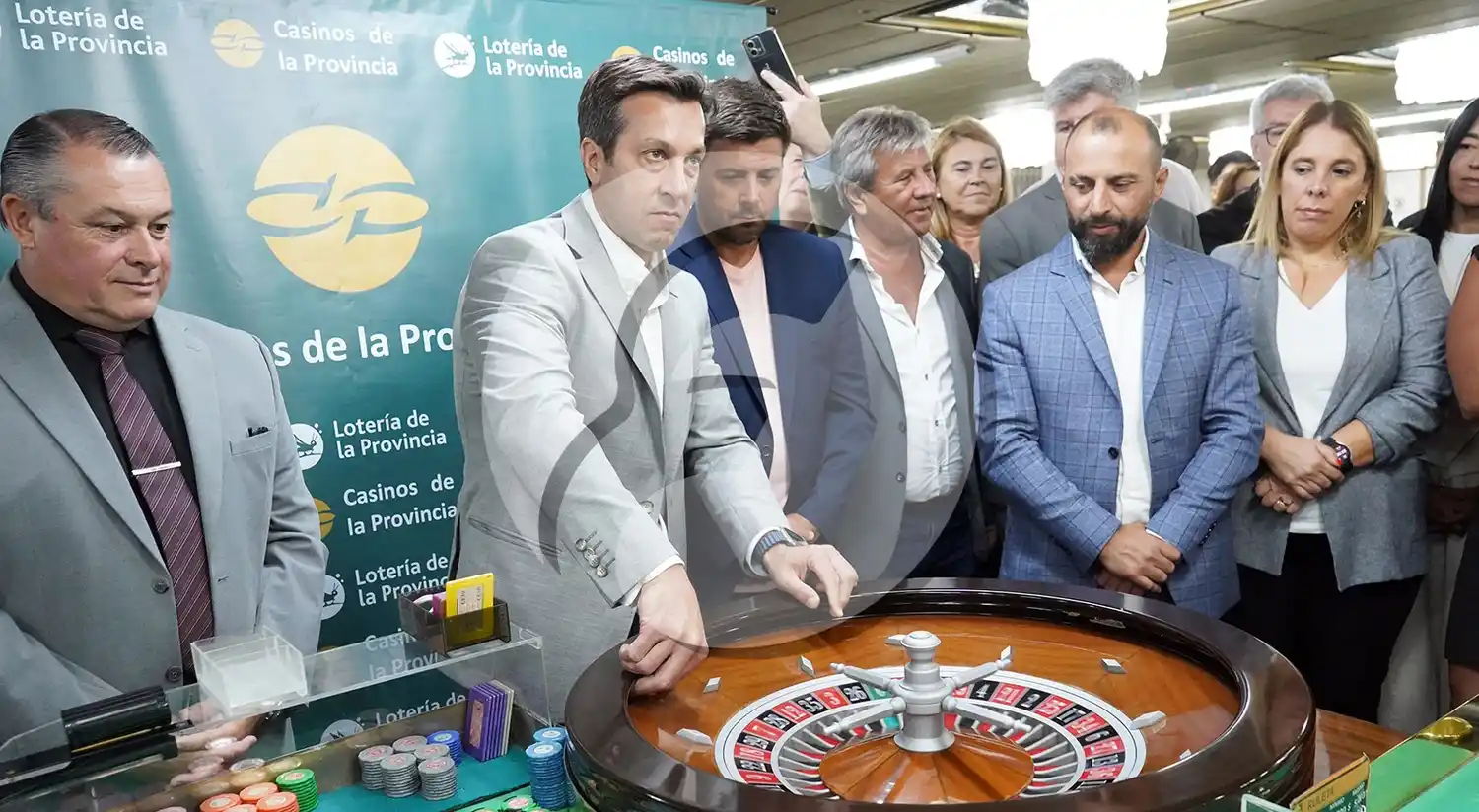 Concentrado. El Intendente procede a lanzar la primera bola oficial del verano