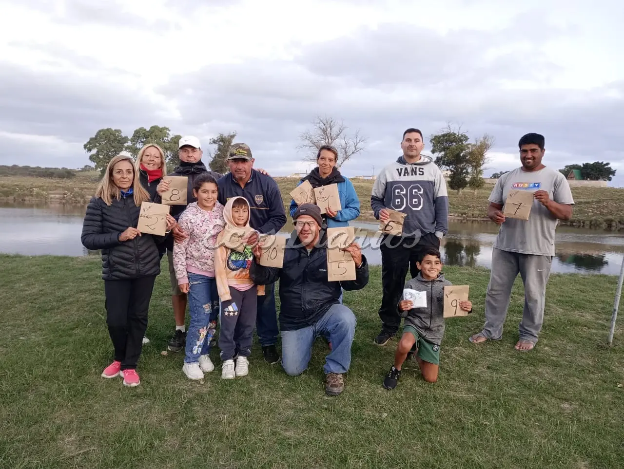 Los ganadores con sus respectivos premios