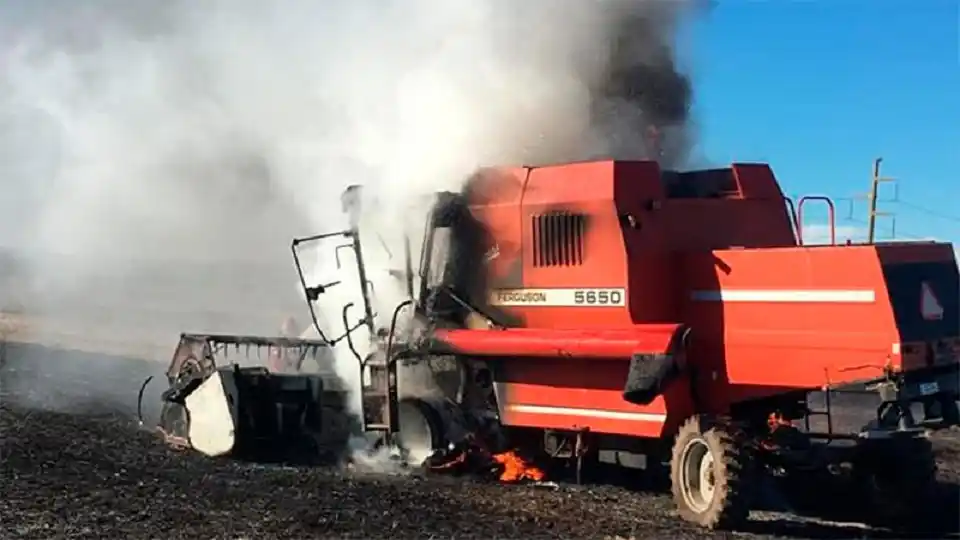 Una cosechadora fue consumida por las llamas