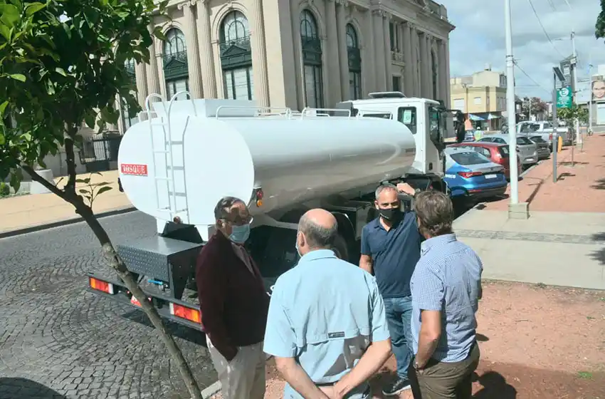 Lunghi presentó dos nuevas unidades para Obras Sanitarias