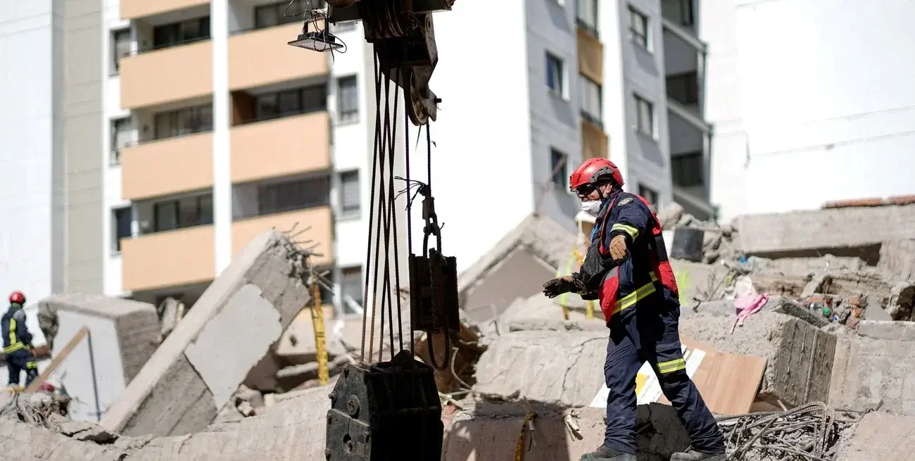 Equipos de rescate trabajan entre los escombros tras el fuerte movimiento.