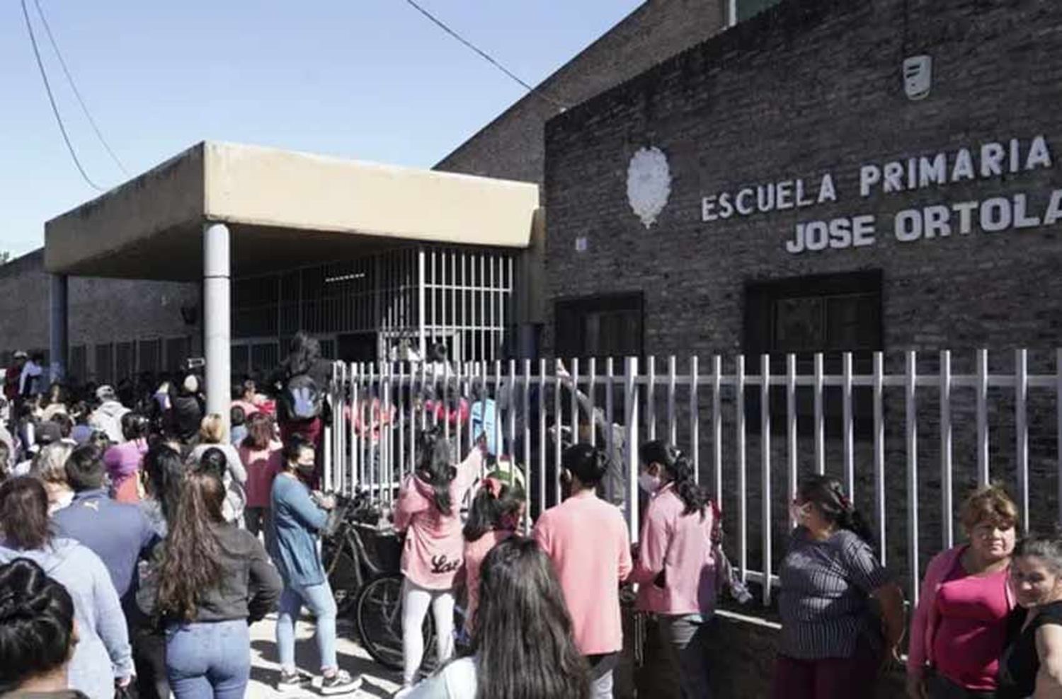 El papá de la nena presuntamente abusada en una escuela de Empalme Graneros dijo que «ya tienen el nombre del autor del hecho»