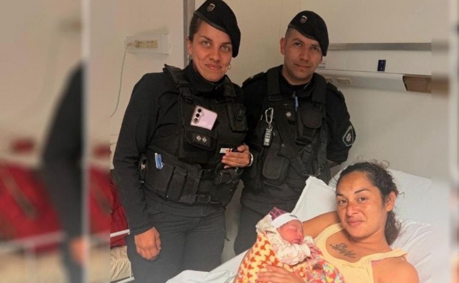Los policías junto a la flamante mamá.
