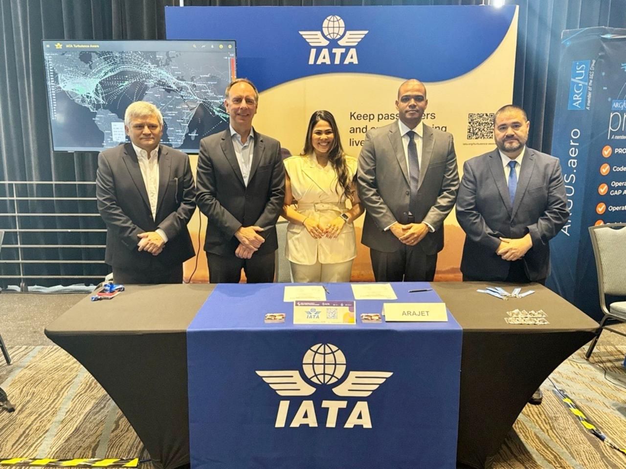 Firma del convenio entre Arajet e IATA
