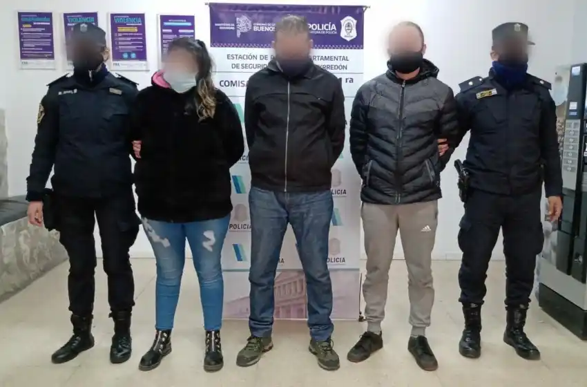 Abrían autos estacionados en la zona de Bolívar y Entre ríos para robar su interior: tres detenidos