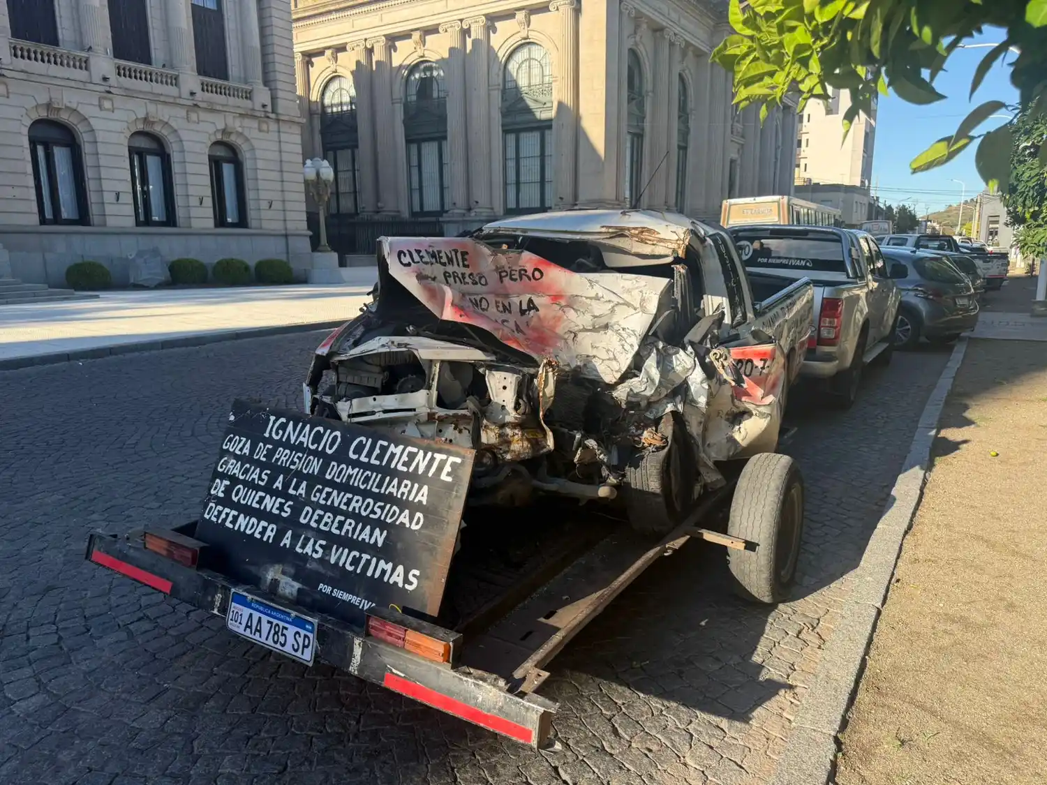 La camioneta que conducía Iván González fue exhibida frente al Municipio.