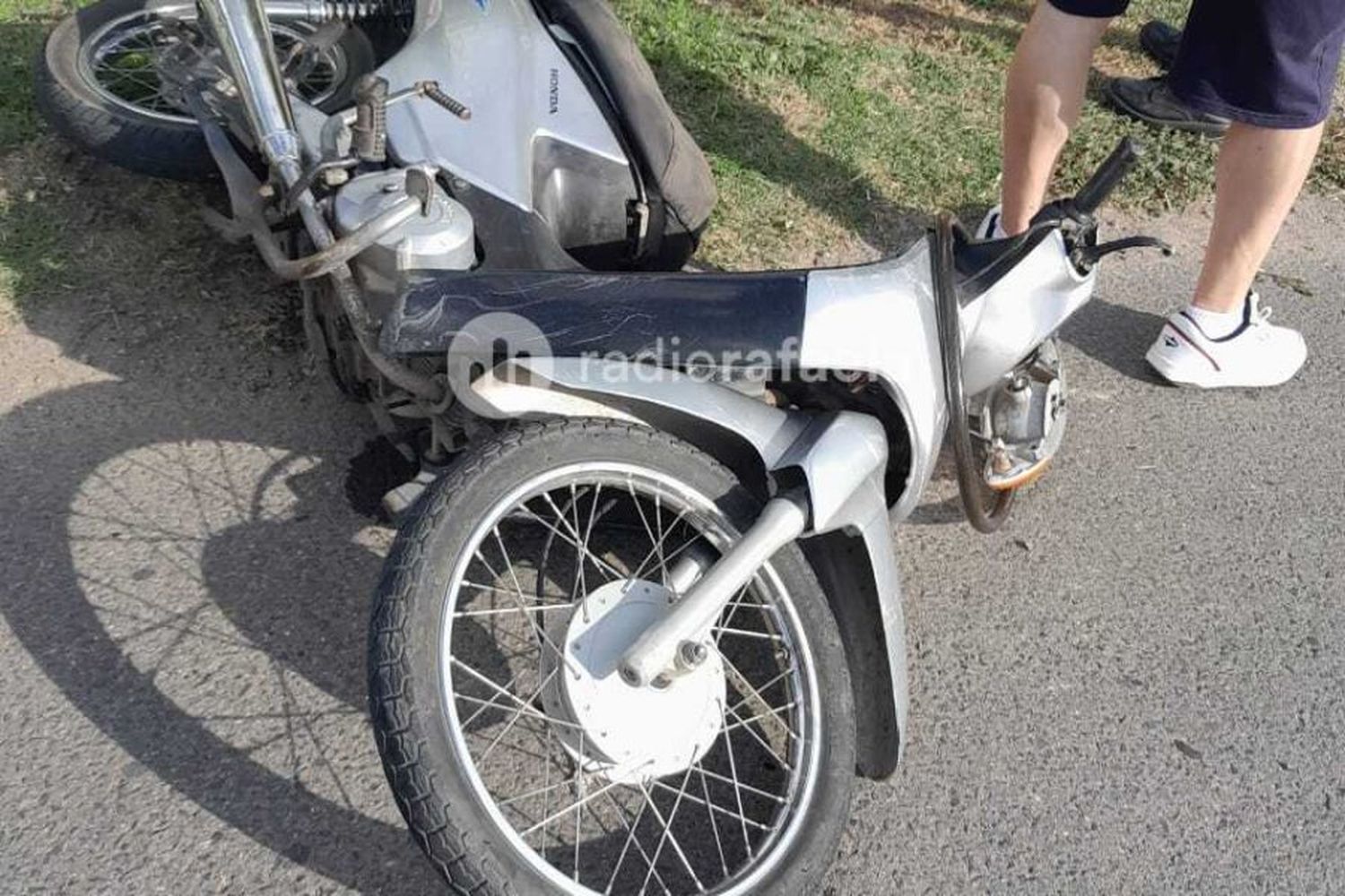 Un chico de 13 años manejaba una moto 110cc, chocó y terminó en el Hospital Pediátrico