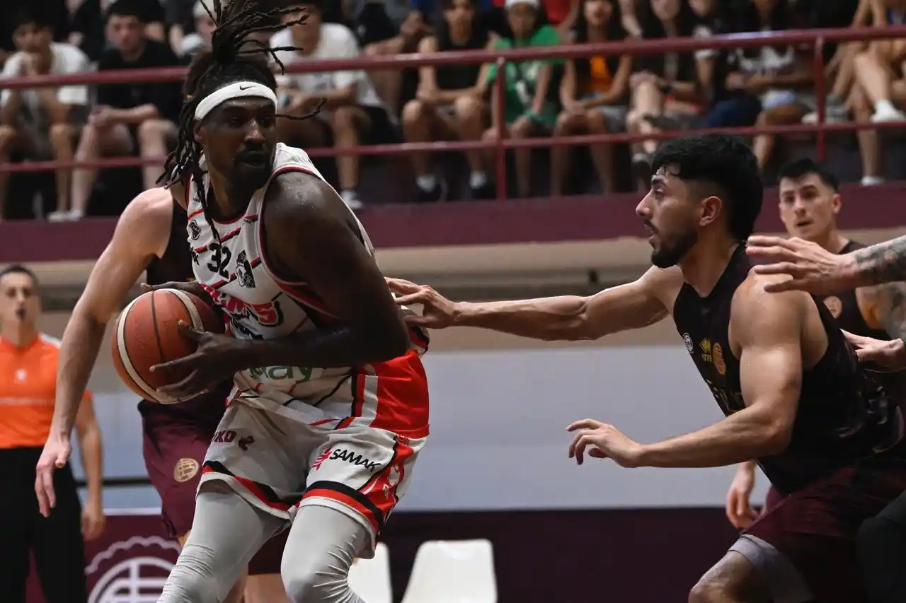 Tirrel Brown protegiendo el balón. (Foto: Prensa Lanús)