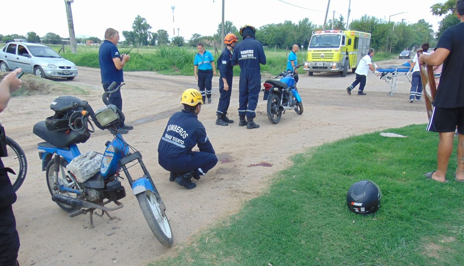 En esquina de 26 de Abril y Brown colisionaron dos motos. Crédito: Bomberos de Venado Tuerto.