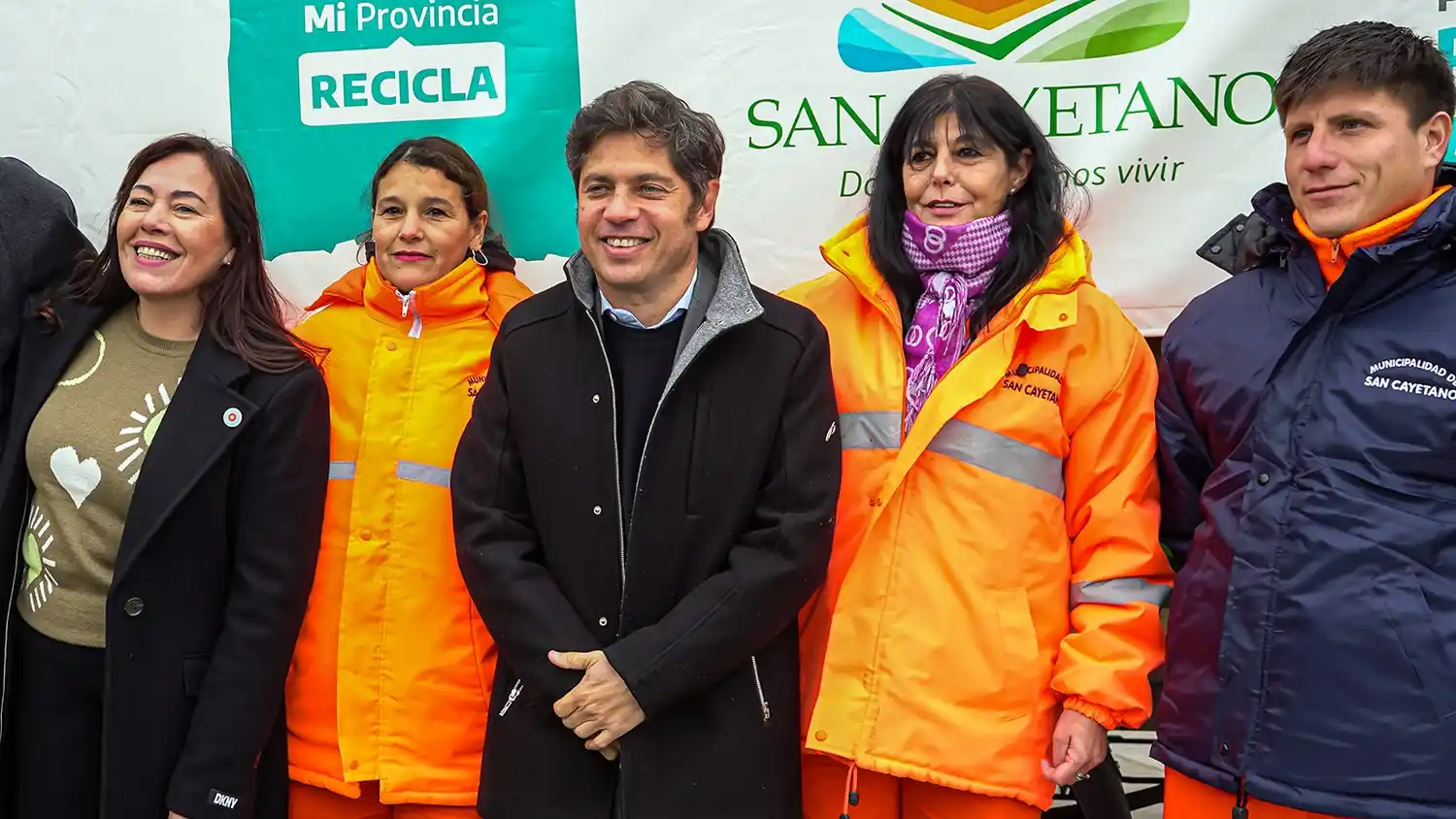 Axel Kicillof junto a trabajadores municipales de San Cayetano