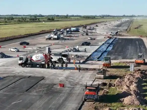 Ya se colocaron más de 14.000 toneladas de asfalto modificado, se retiraron 180 balizas y luces de umbral, y se ejecutan tareas clave que permitirán operar vuelos internacionales de gran porte. Crédito: Gentileza.