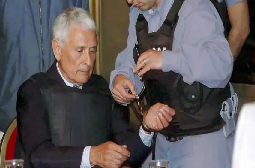 Casación le otorgó prisión domiciliaria a Miguel Etchecolatz y a otros dos represores