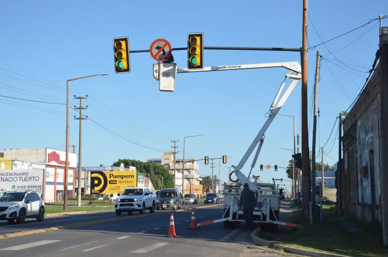 Colocación de nomencladores en semáforos de ruta 8