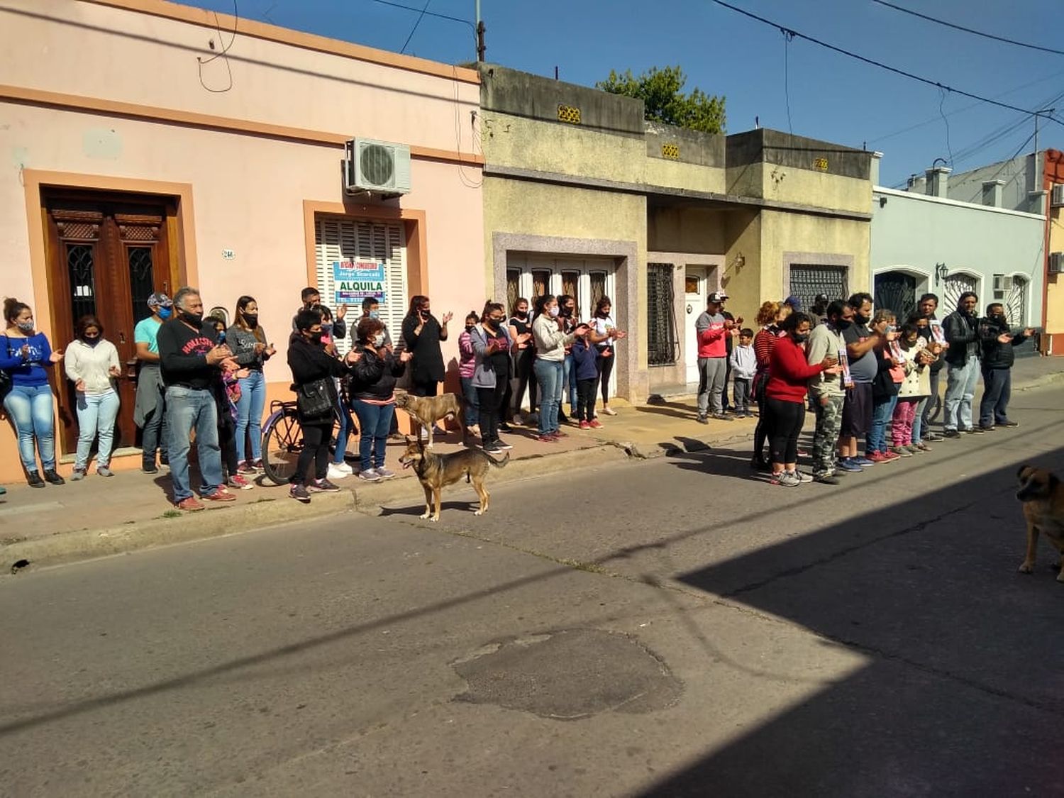 El gobierno respondió al Centro de Comercio y respaldó al equipo de salud