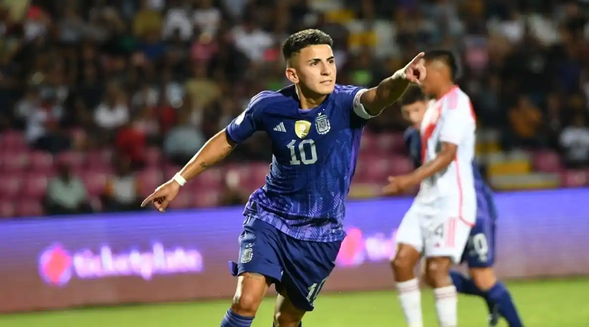 Thiago Almada, de penal, marcó el primer gol de la Selección.