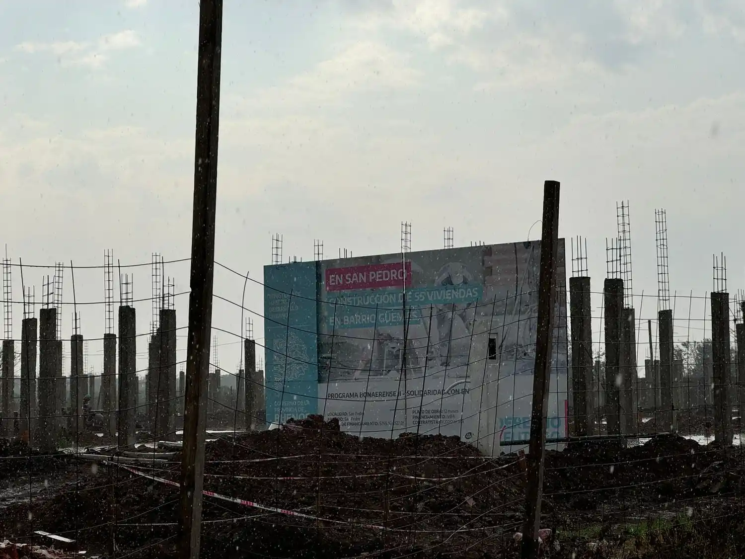 La empresa que se fugó y dejó sin terminar la obra de las 84 viviendas ahora construye en Mateo Sbert y Boulevard Moreno. Allí entregó mesadas y otros elementos a los preadudicatarios que defraudó. Foto: La Opinión.