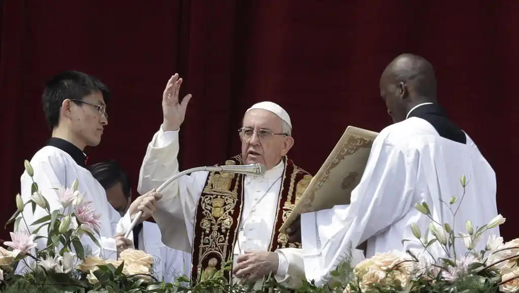 Francisco celebró la misa de Pascua ante los fieles