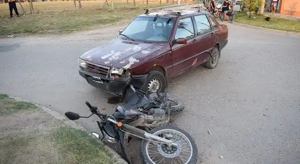 Chocó con una moto y no tenía la licencia: le retuvieron el auto 
