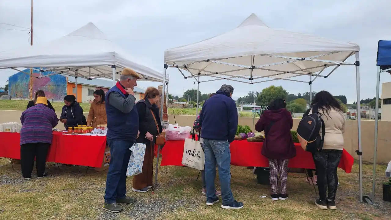 Cientos de tandilenses accedieron a productos locales en el Mercado Alimenticio Barrial en La Movediza