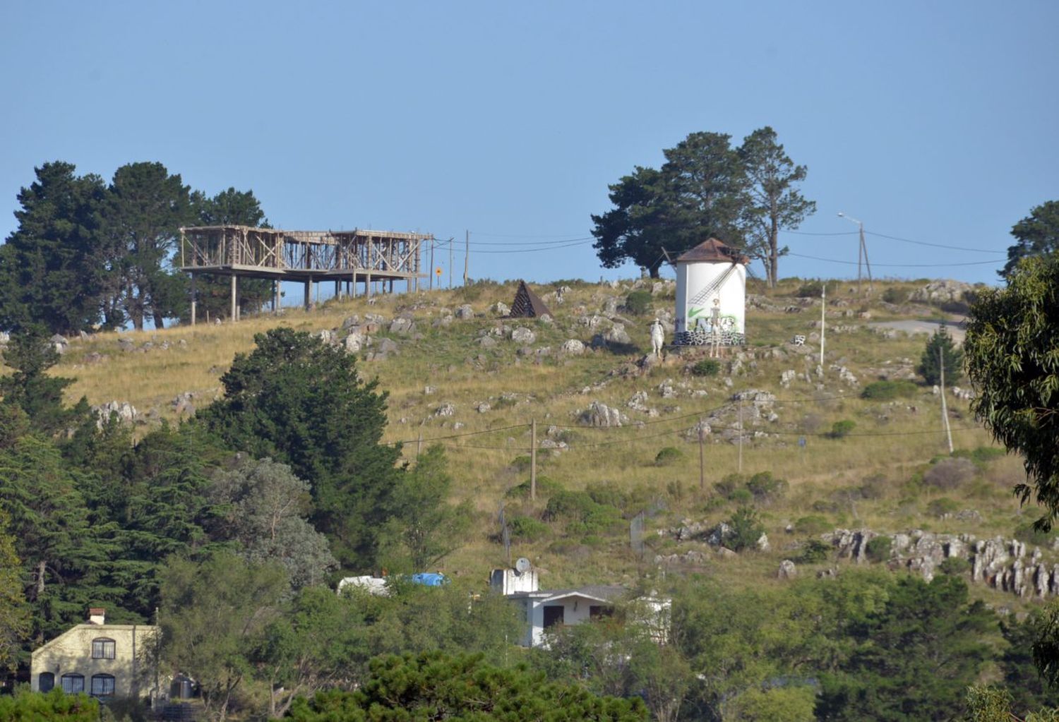 Tras las denuncias, el Municipio salió a controlar y detectó actividad en dos obras en Villa del Lago