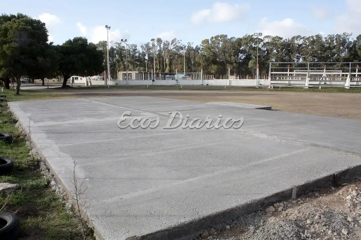 Platea lista. Para las canchas de paddle al aire que contará en los próximos meses el club Villa Díaz Vélez-