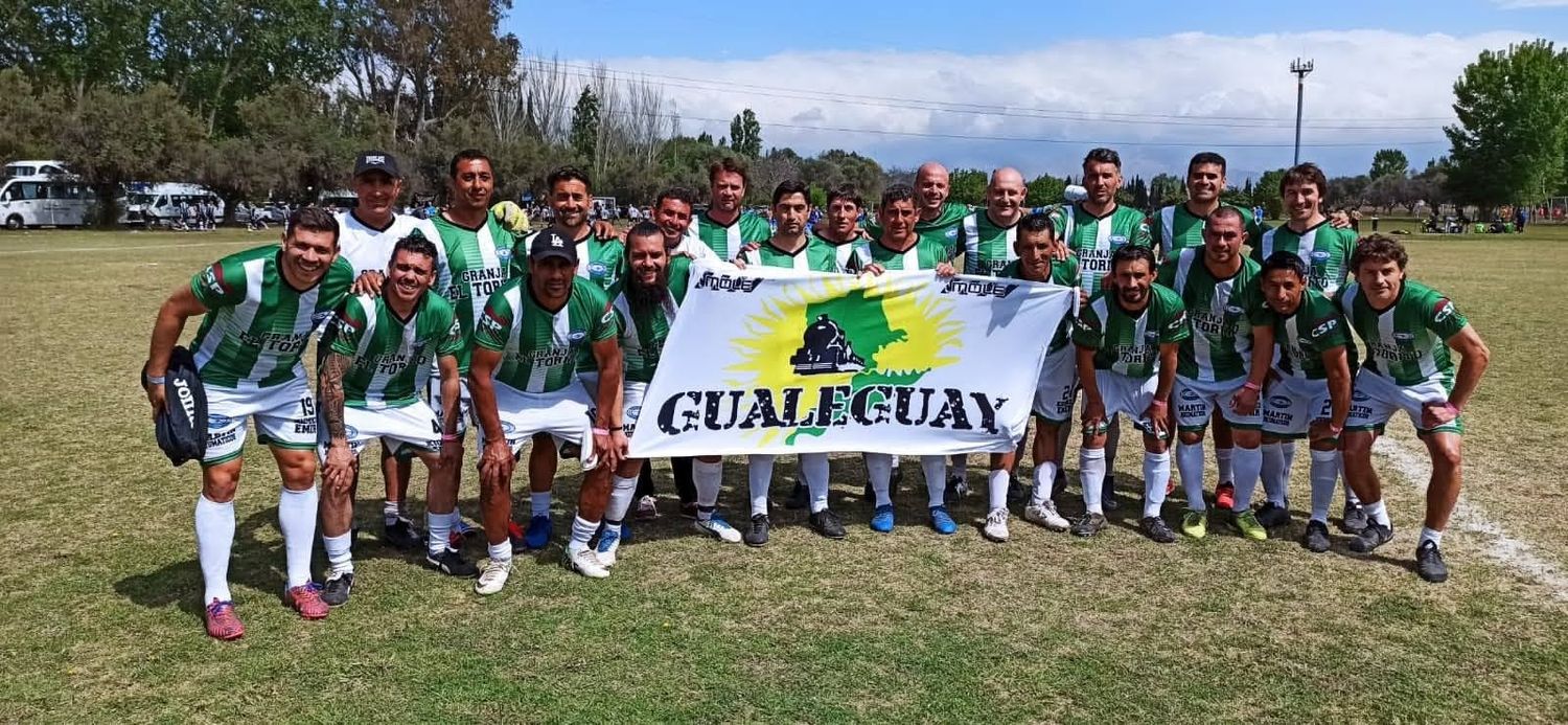 En la gráfica vemos al equipo local que viajó al Argentino de Mendoza. Este es el plantel convocado por Roberto Repetto para esta edición del Argentino y que es el denominado Combinado de Gualeguay: Germán Graf, Ricardo Mansilla, Pedro Benítez, Jesús Córdoba, Patricio H. Sejas, Abel Villanueva, Fernando D. Airala, Mario Martínez, Miguel Segovia, Antonio R. Cabral, Carlos Ariel Gómez, Carlos Damián Carcacha, Pablo Steiner, Paul Taffarel, Claudio Otero, Aníbal Medina Bello, Ulises C. Torres, Darío A. Ramírez, Matías M. Martínez, Victorio Ramón Silguero, Luis F. Díaz y Hugo M. Marcó.
  El Cuerpo Técnico estará integrado por Roberto Repetto, Martín Carril y José Chávez. Hay que recordar que también participan otros equipos gualeguayenses que habitualmente participan en los torneos de fútbol Senior que se llevan a cabo en los diferentes Complejos Deportivos locales.
