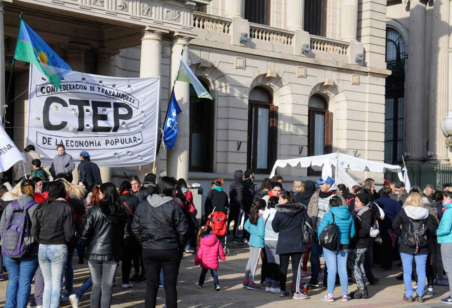 Organizaciones sociales realizaron una olla popular bajo el lema “El hambre mata”