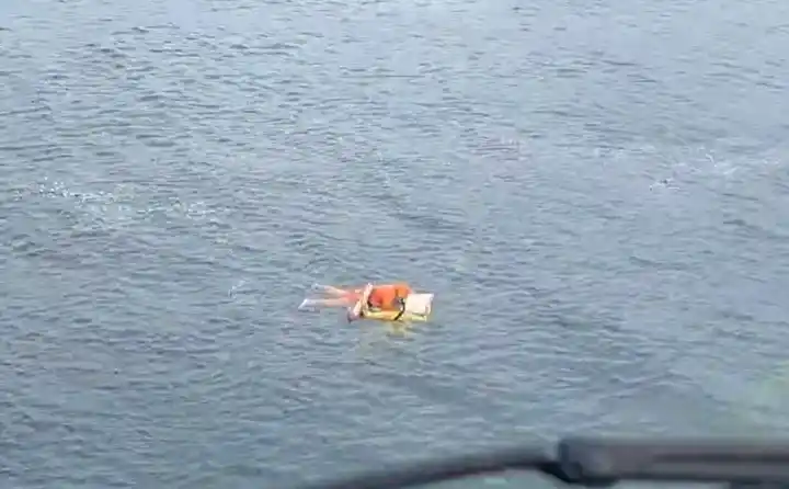 Milagro en Brasil: tras un naufragio, un pescador sobrevivió 17 horas aferrado a la puerta de una heladera