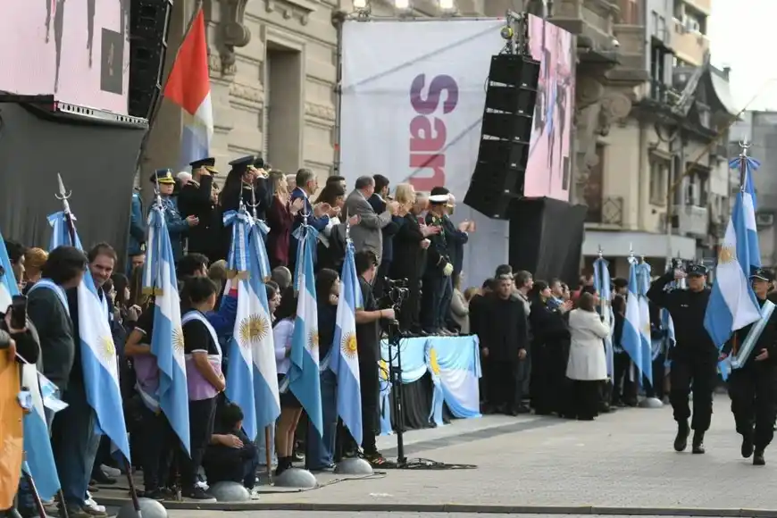 El desfile cívico militar en Santa Fe incluyó una muestra de equipamiento para salud y seguridad, aplaudida por el público en el aniversario de la Revolución de Mayo.