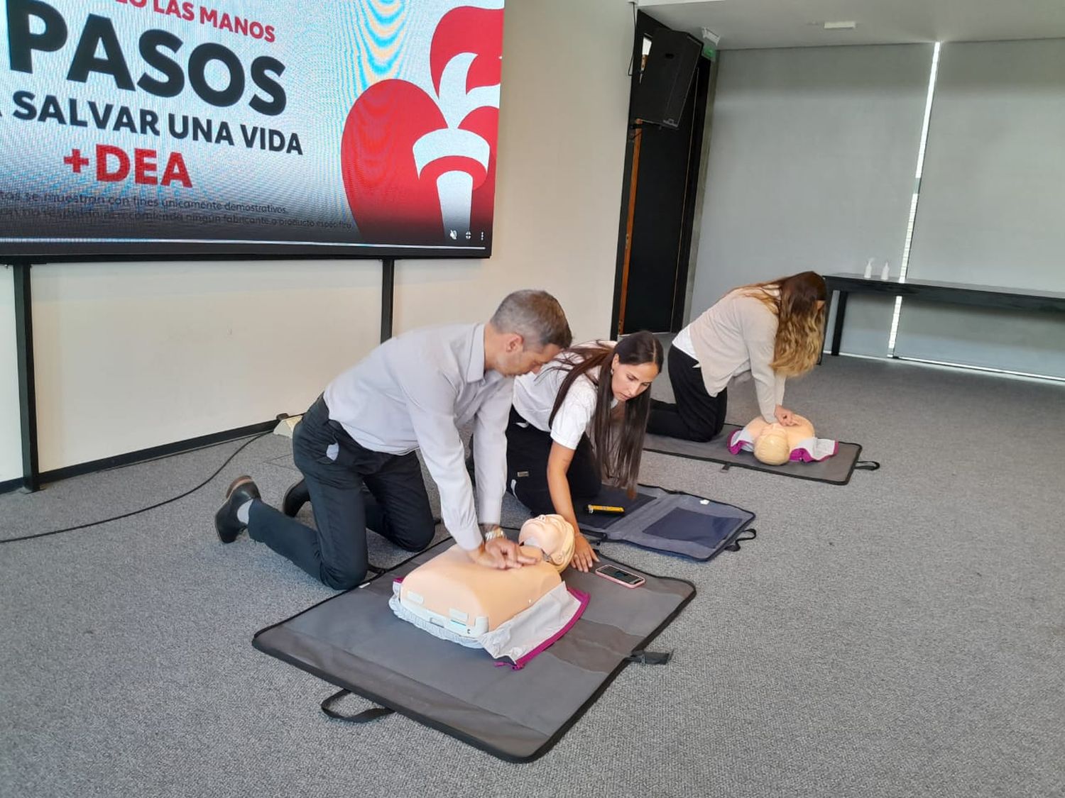 Trabajadores aprendieron maniobras de RCP y de Heimlich