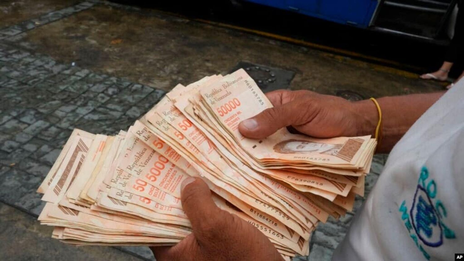 Cómo Venezuela ha logrado inesperadamente desacelerar la inflación a tasas mensuales de un dígito