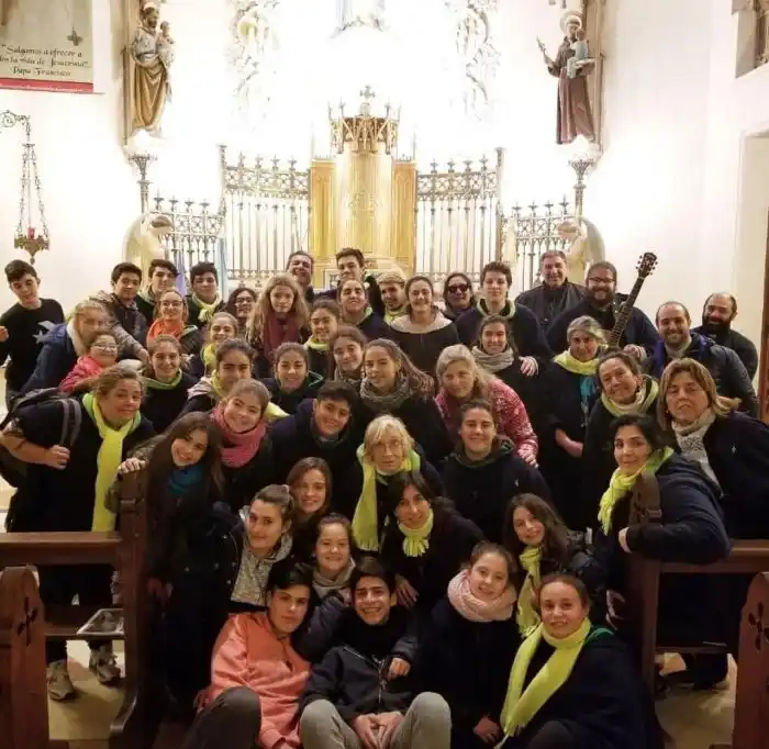 Jóvenes se preparan para viajar a Perú