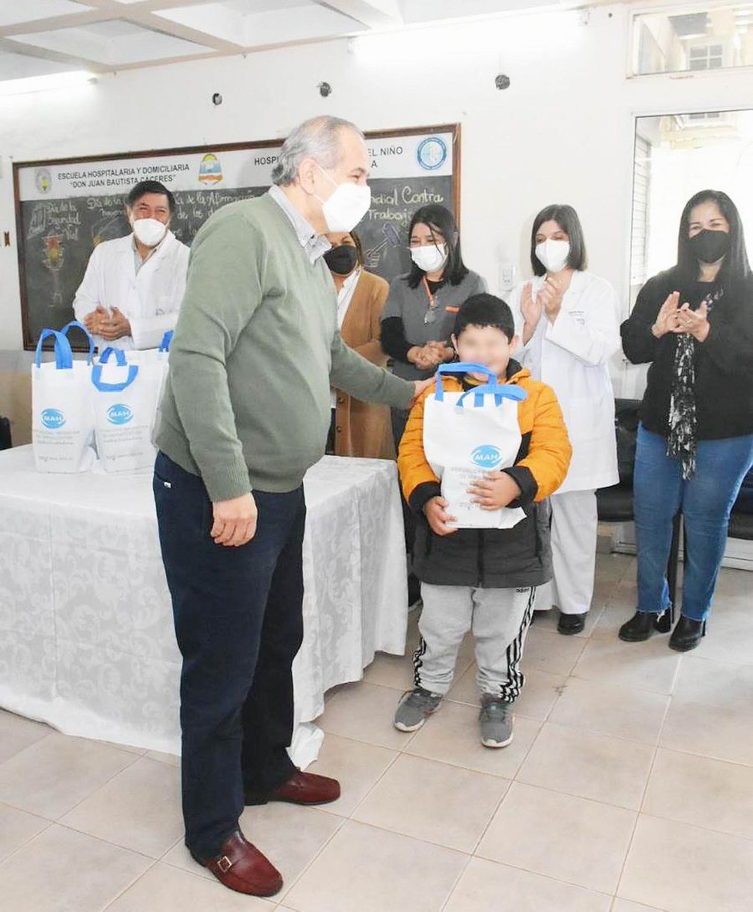 Entrega de audífonos a 
pacientes pediátricos y adultos